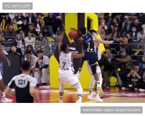 CBA 球员突破封锁后的上篮成经典镜头