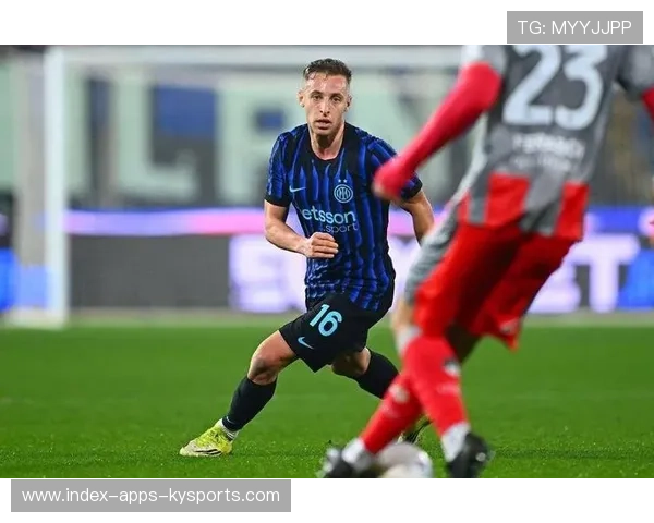 弗拉泰西中场抢断后果断斜传寻找插上的邓弗里斯